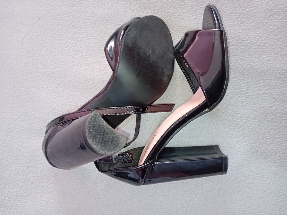 Официални сандалети.