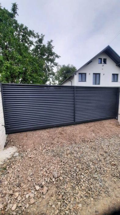 garduri tip jaluzea șipcă metalică si porti din fer forjat