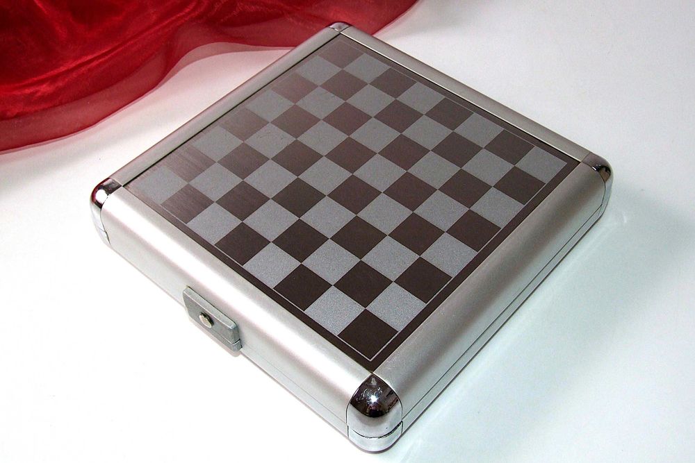 Table, Sah, Dame (3 in 1), piese magnetice BROOKSTONE, ideal calatorii