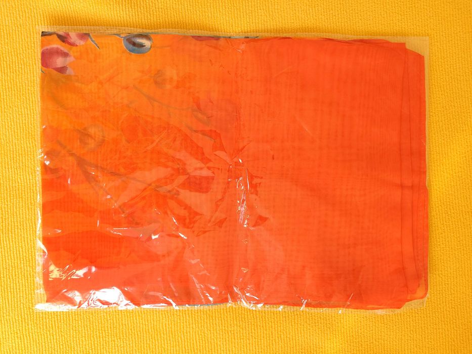 Esarfa cu model floral, nouă, cu etichetă.