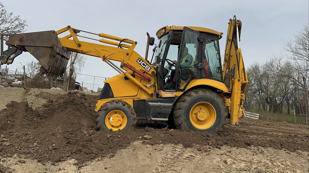 Inchiriez Buldoexcavator + deservent