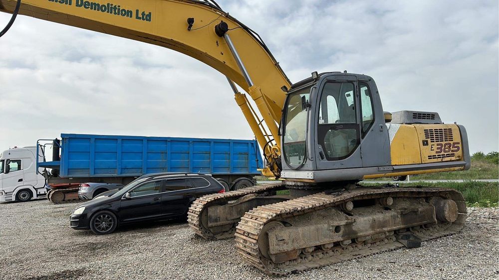 Excavatpr New Holland E385