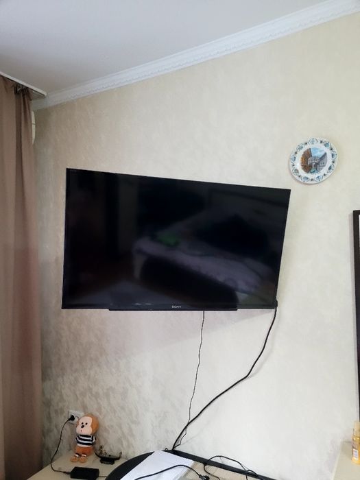 Телевизор Sony. Продам за 80 тыс, вместе с приставкой otau, крипежом к