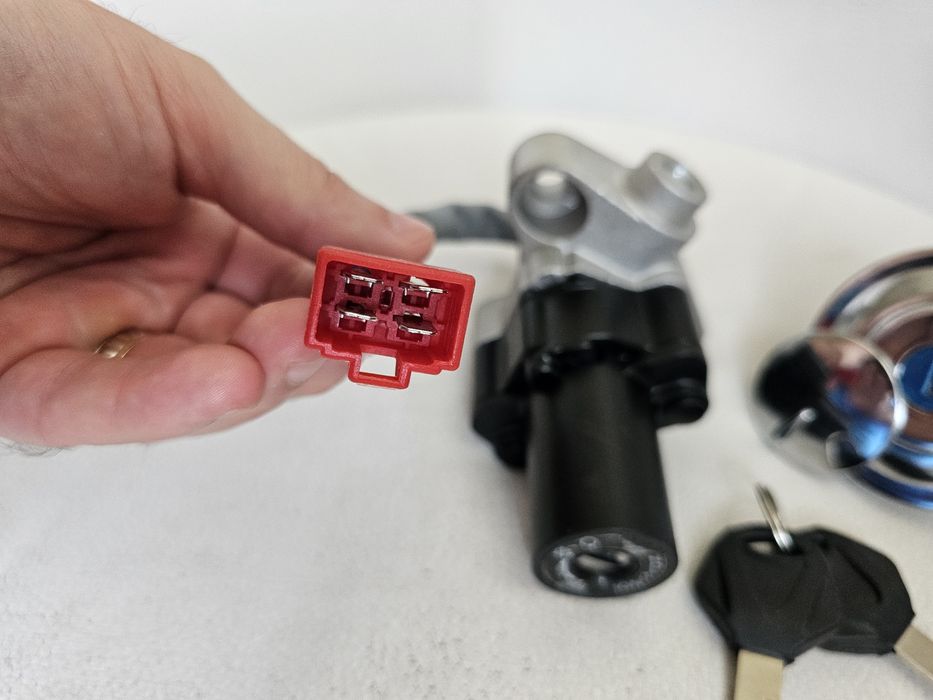 Set Comutator contact/cheie, buson si lacat compartiment Yamaha V-STA