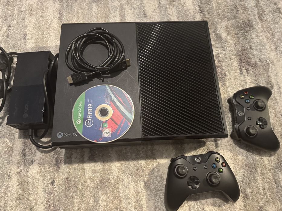 Xbox one + 2 manete + fifa 19