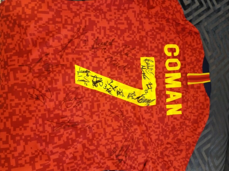 Tricou original semnat de toata echipa FCSB