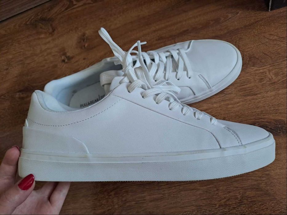 Чисто нови , чисто бели кецове Pull & Bear