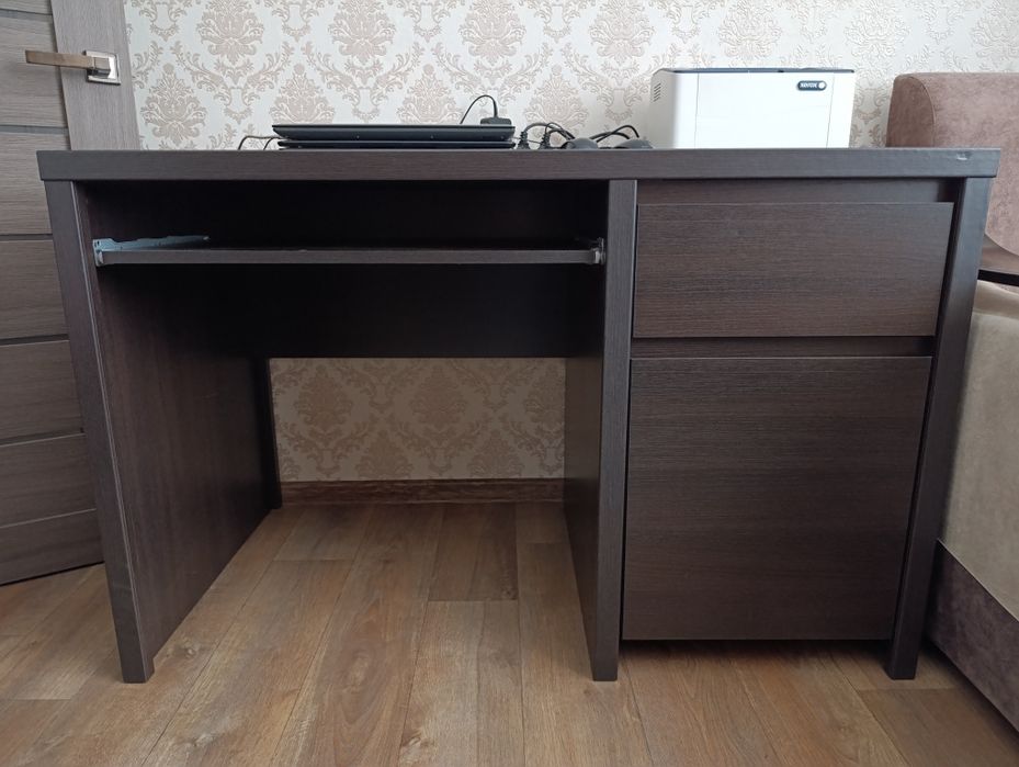 Письменный стол.