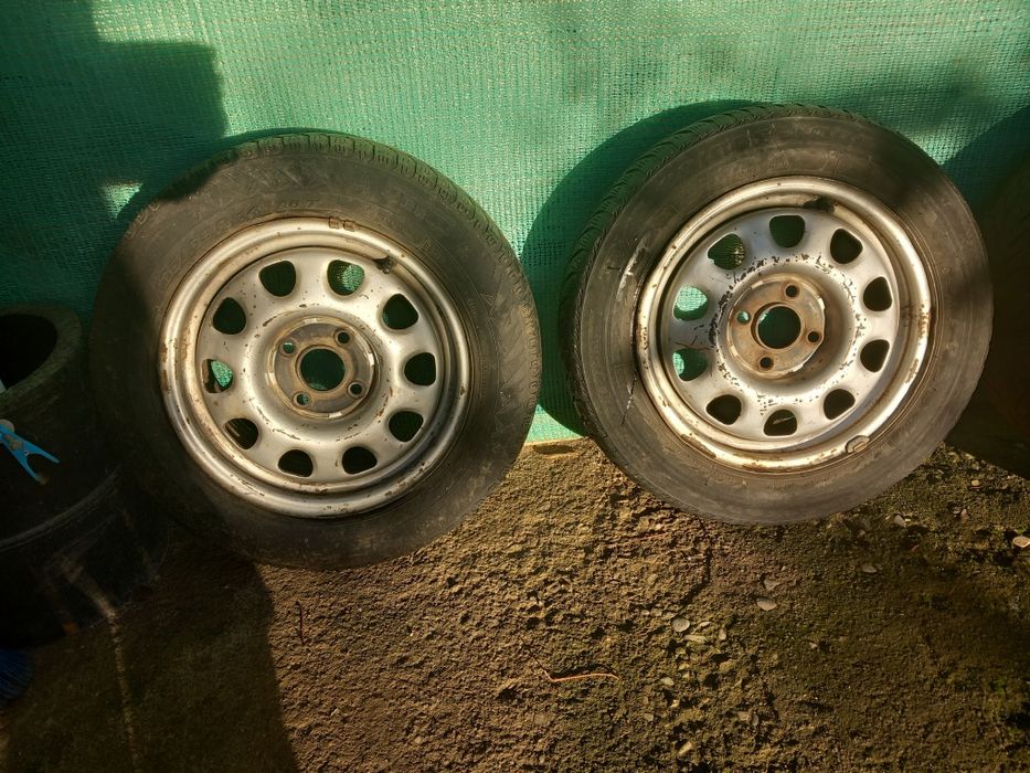 Vând 2 jante cu cauciucuri și scaun auto copii