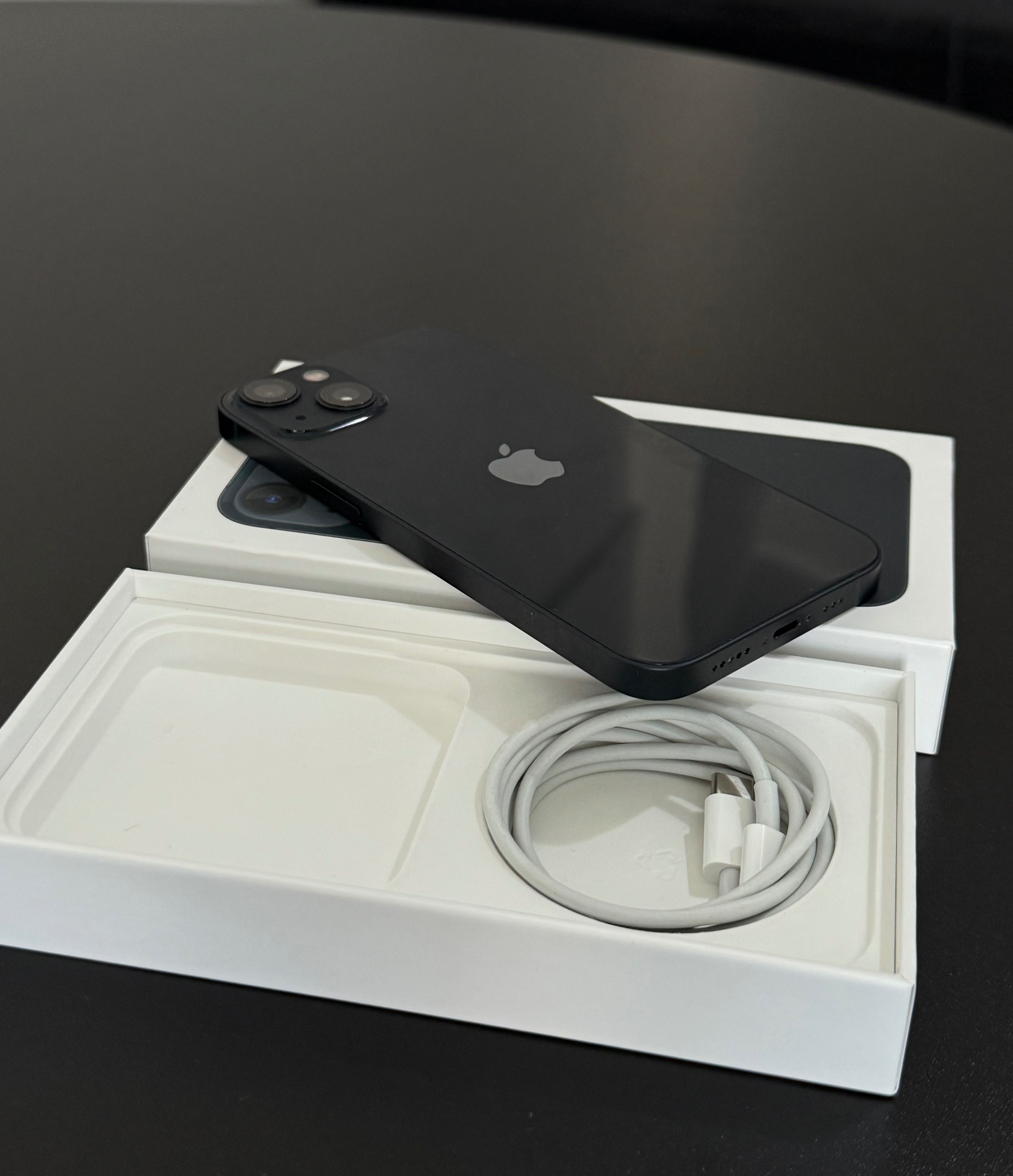 iPhone 13, 128GB, Baterie 99%, cu cablu USB