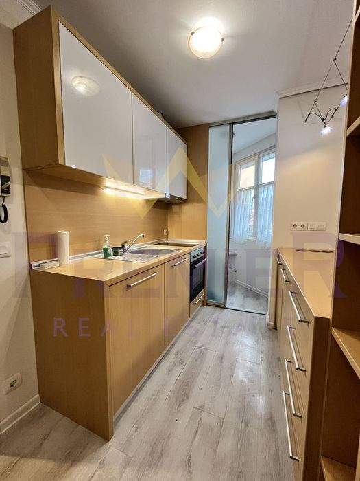 Отдава под наем 2-стаен в Идеален център, 65 кв.м.