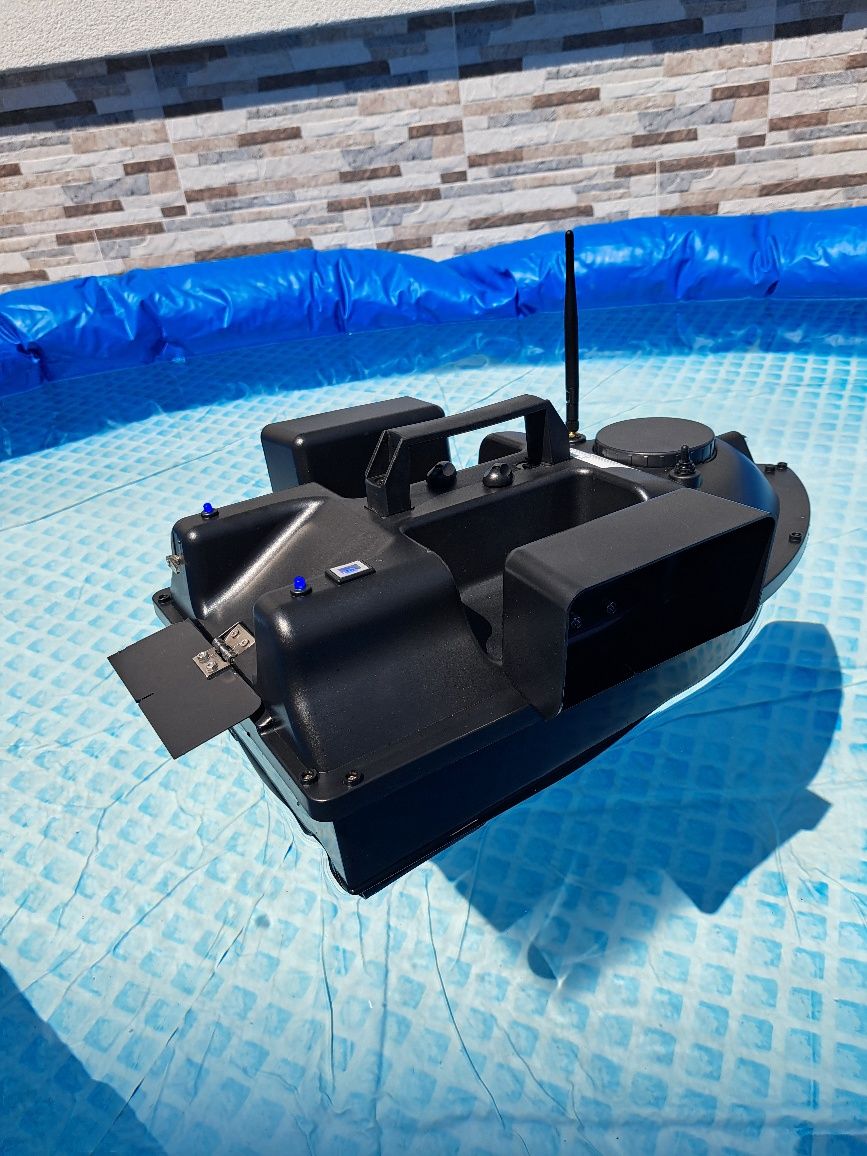 Лодка за захранване V18 със GPS