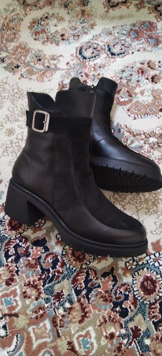 Турецкий кожаный сапог сотилади.