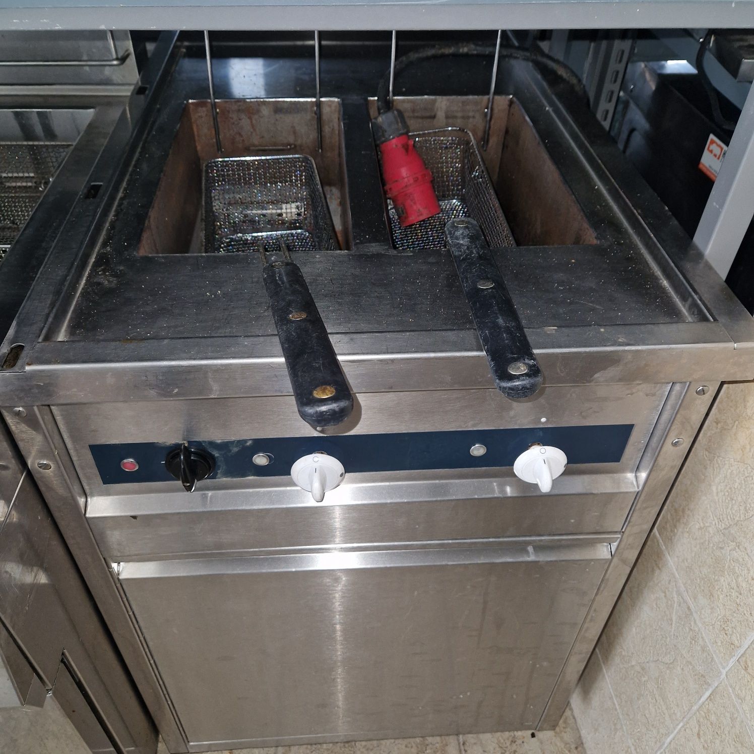 Friteuza dubla de.putere, la 380v, de banc sau cu banc