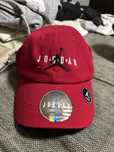 Шапка jordan червен цвят с етикет