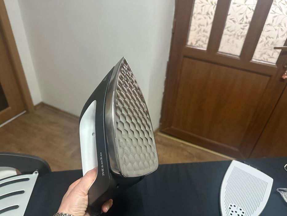 Vând stație de călcat Miele