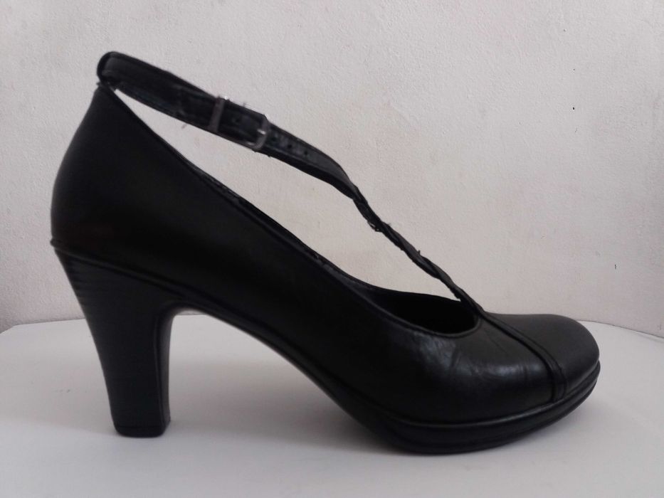 Елегантни обувки от естествена кожа с каишки