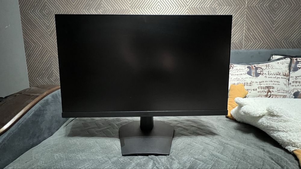 Игровой монитор HKC в заводском состоянии