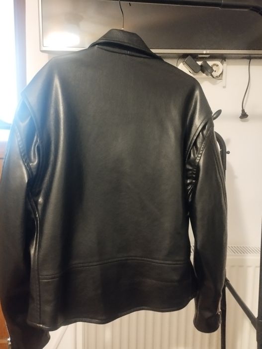 Geacă de piele originala.