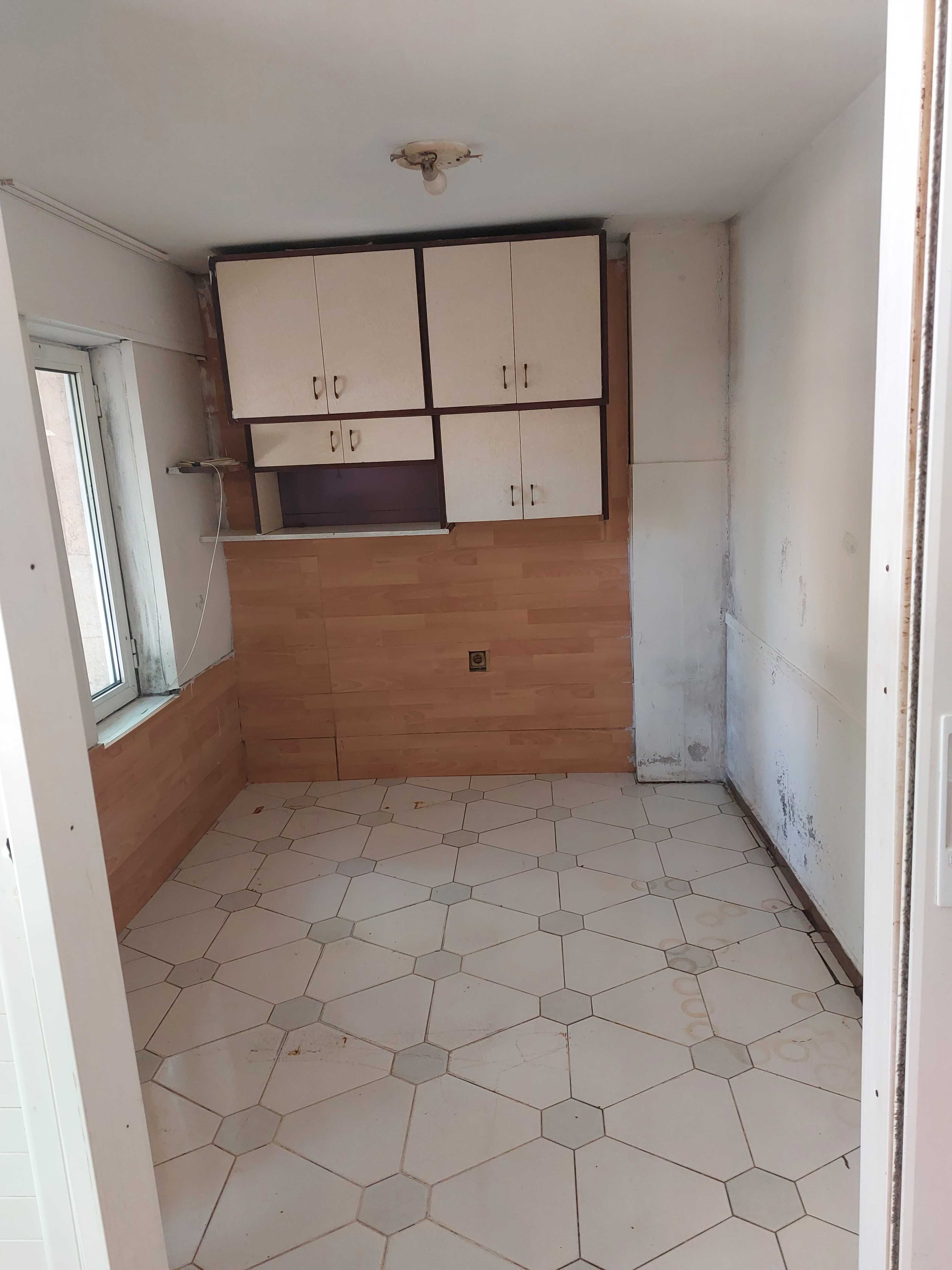 Продавам недвижим имот в кв. Банишора. Етаж първи, над гаражи.