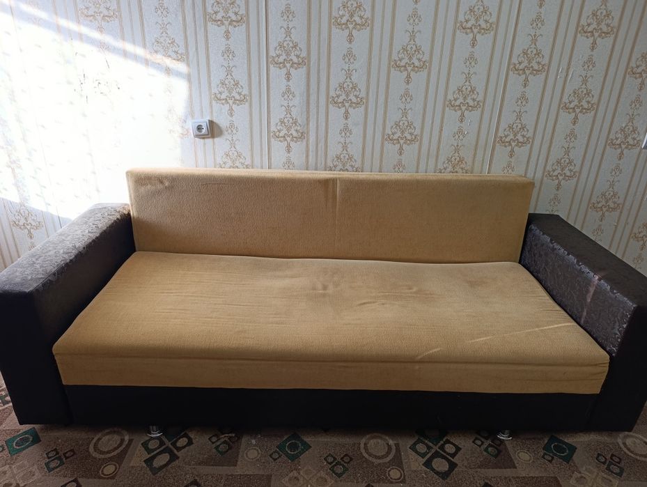 Диван б/у в нормальном состоянии