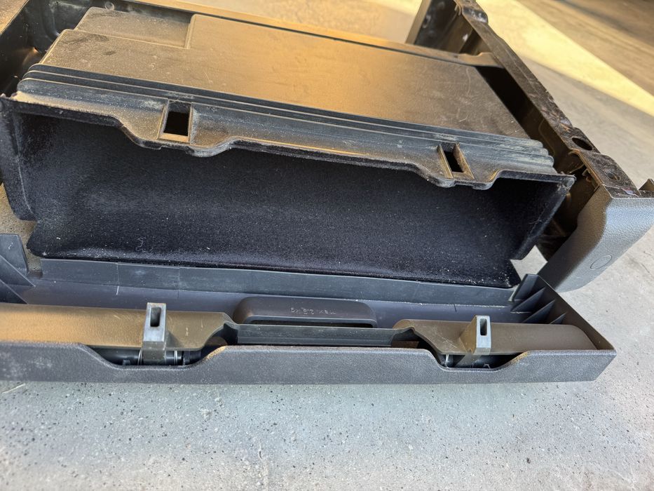 Основа седалка с чекмеджеза VW Touran, Caddy, Golf V, VI