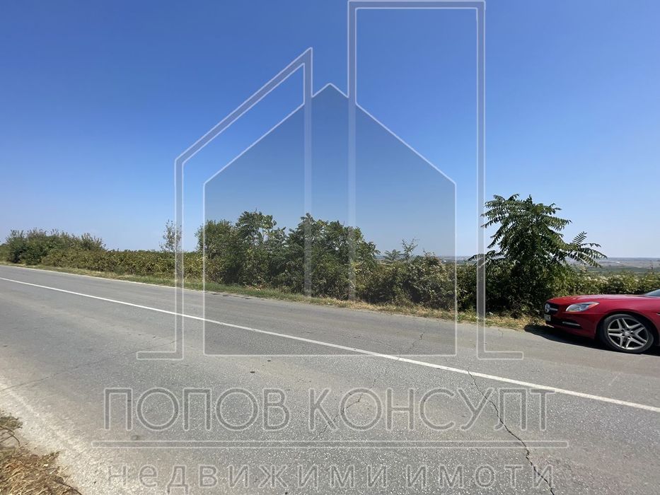 4 броя УПИ-та с обща площ 7996 кв.м., с лице на пътя Брестник - Куклен