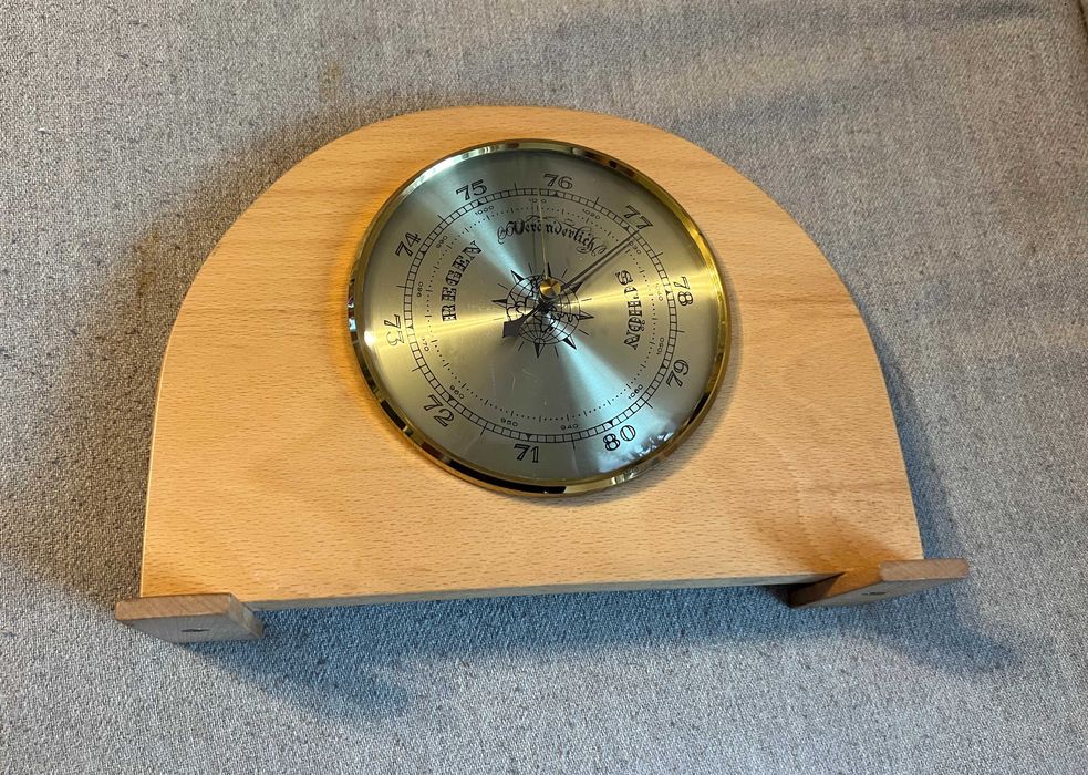 Barometru analogic cu suport din lemn masiv model clasic 28 cm