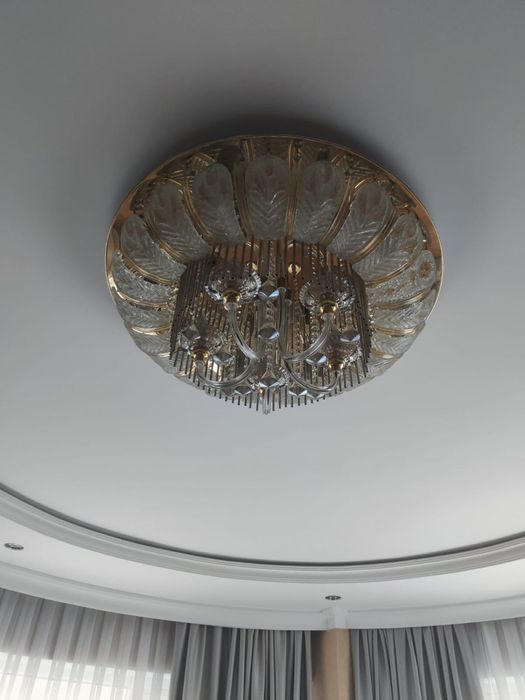 Продам современную потолочную люстру