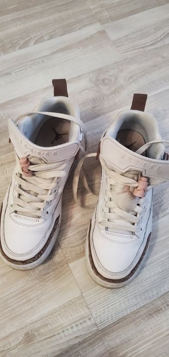 Vând Jordan baieti 35