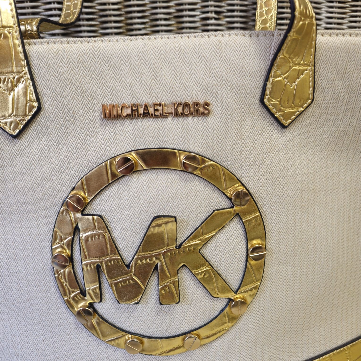Чанта от плат бежово и златно "MICHAEL KORS"