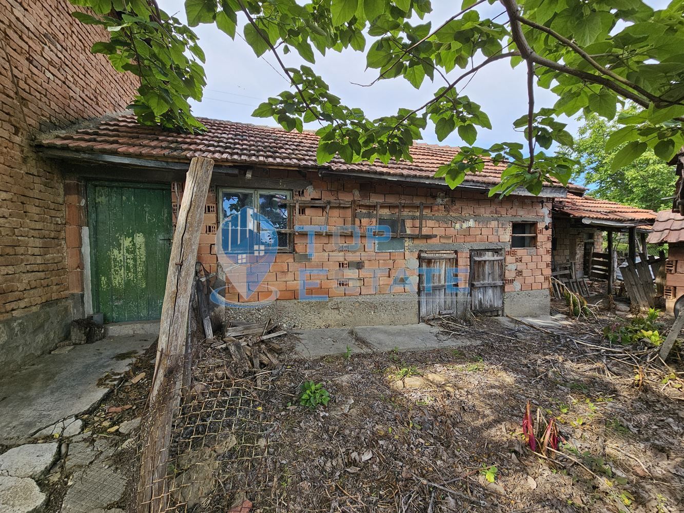 Двуетажна къща с вътрешна баня и панорамна гледка в с. Българско Слив