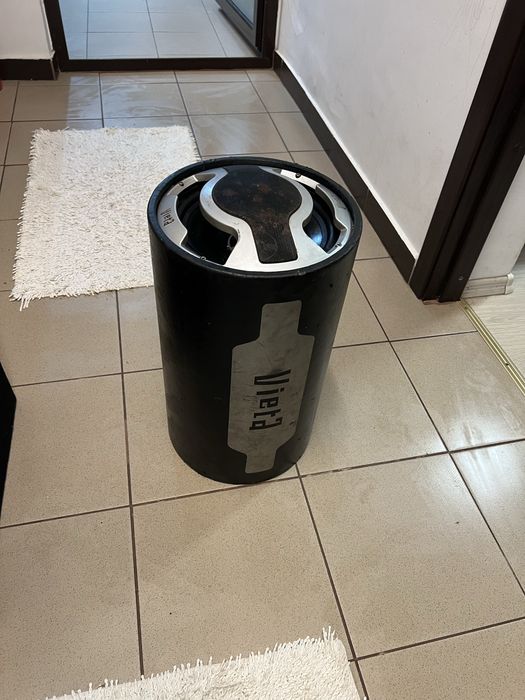 Subwoofer auto Vieta