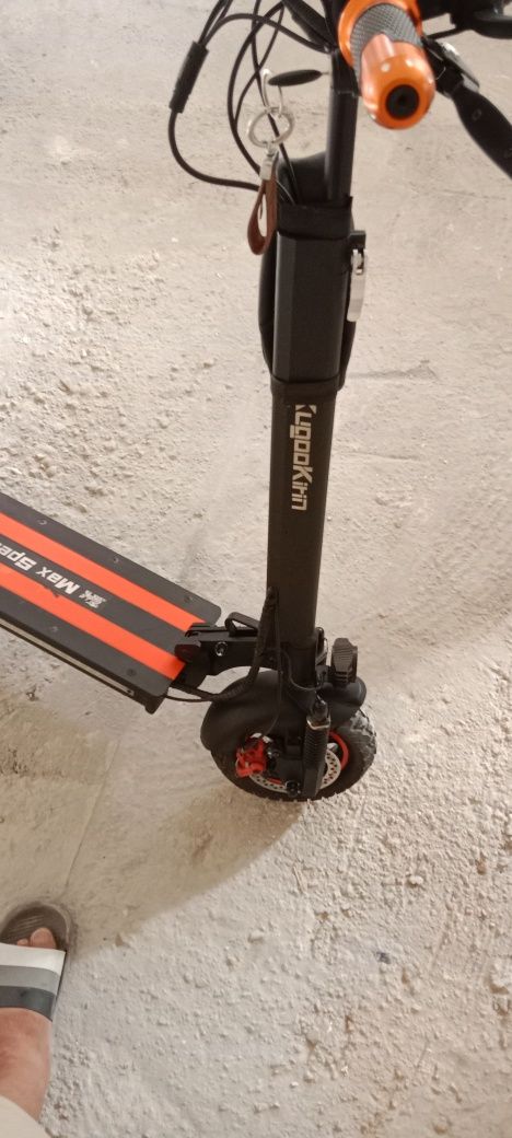 Продам самокат срочно.