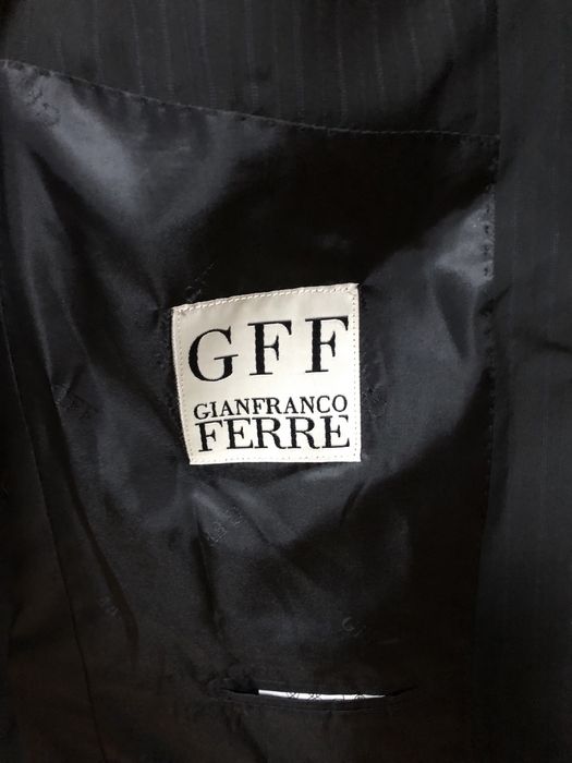 Vand costum Gianfranco Ferre,negru cu dungulite,100% lana,marimea 56.