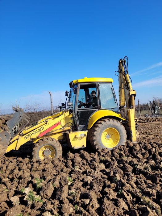 Inchiriez bobcat cu picon ,burghiu,foreza cilindru compactor