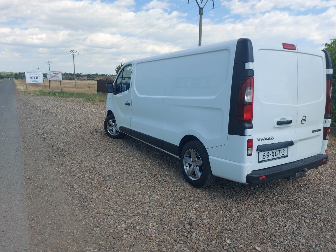 Opel Vivaro varianta lungă