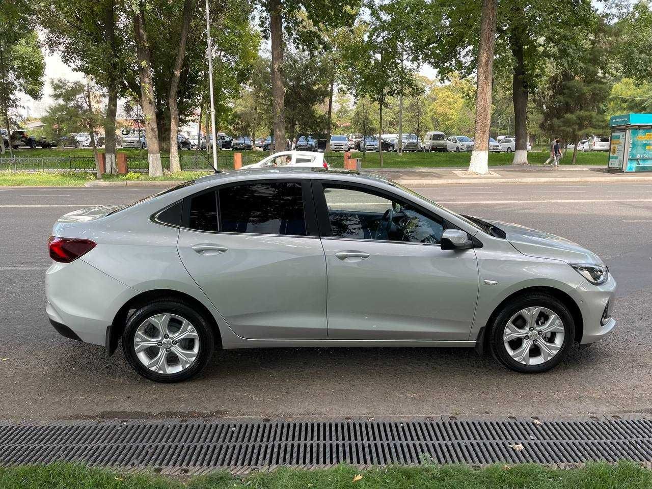 CHEVROLET ONIX PREMIER 2 ТЮНИНГ салона (синяя кожа+алькантара)