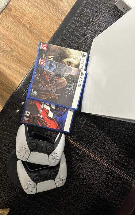 PS 5 cu CD ca nou cu jocuri. Impecabil