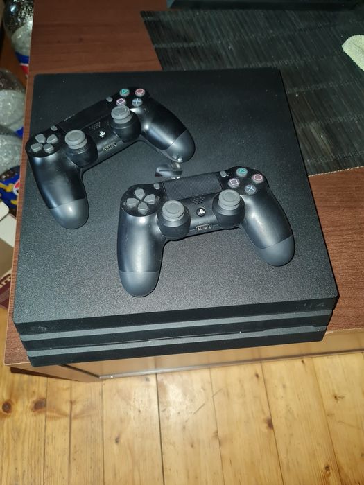 PlayStation 4 cu 2 manete si PlayStation VR