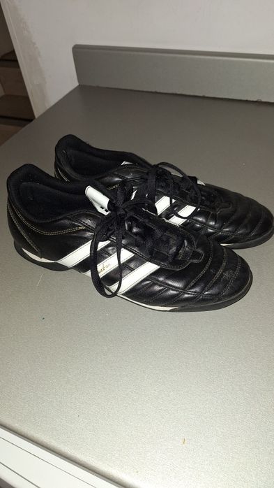 Adidas Questra- model USA-marime 9.5/43 -ghete fotbal ptr.teren sintet