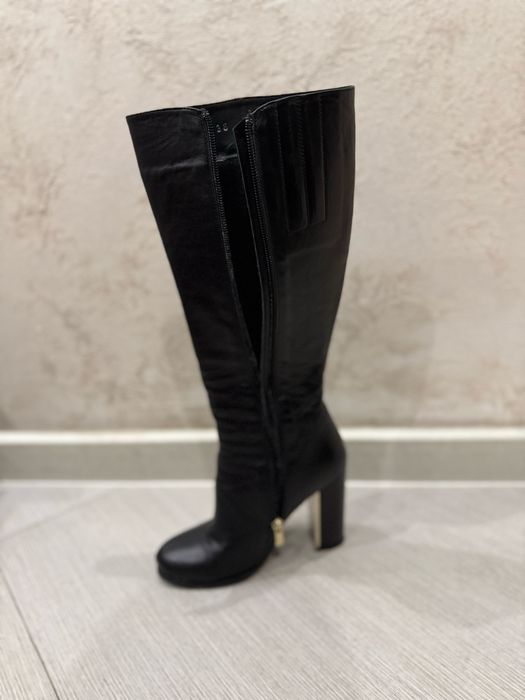 Дамски кожени ботуши с ток