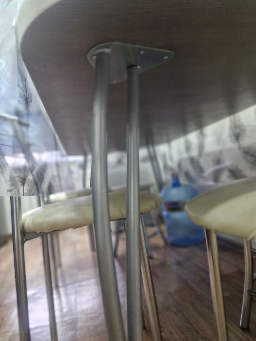 Продам кухонный мебель. Стол с 4 стульями. Состояние отличное.