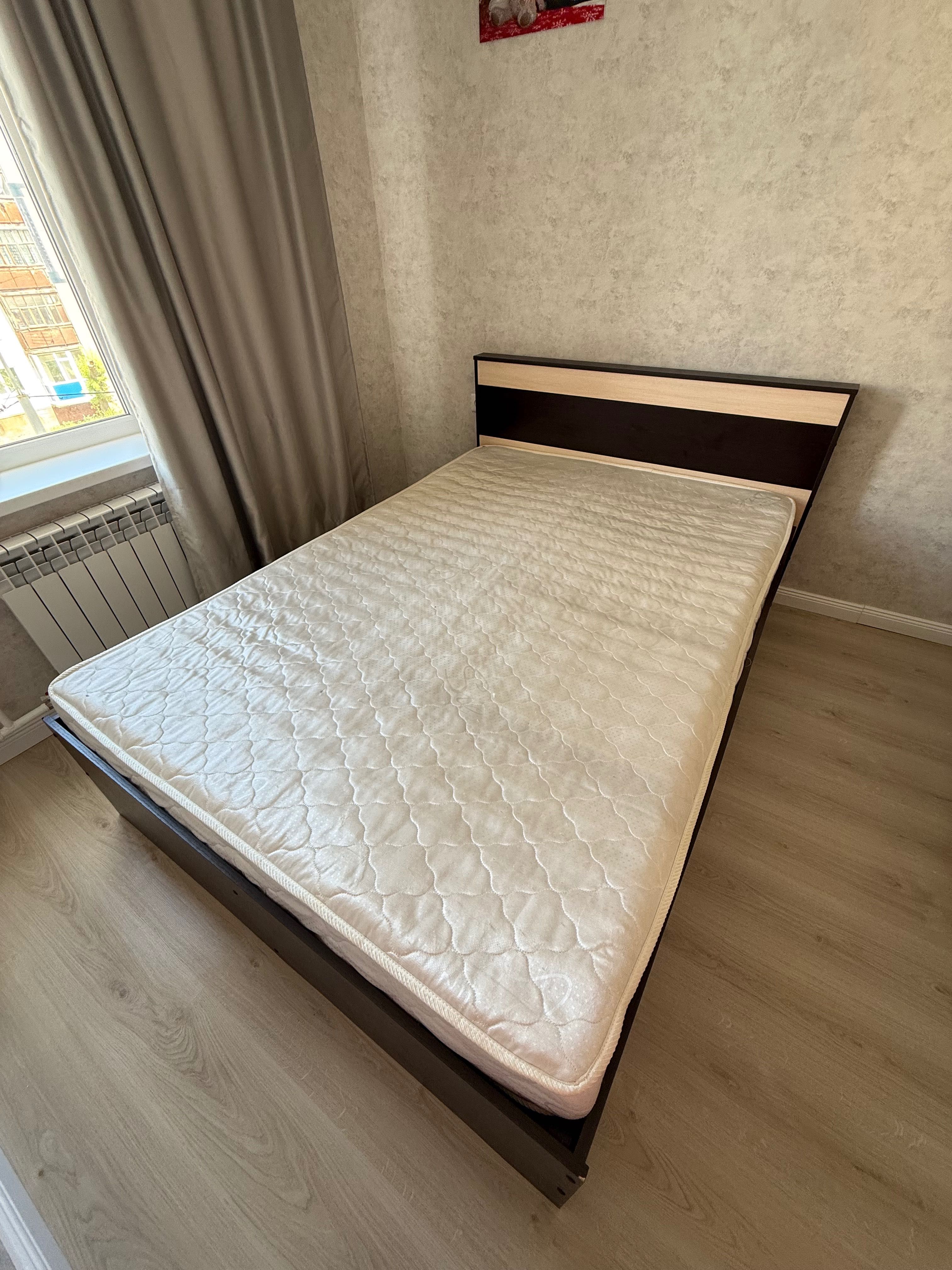 Продам кровать с матрасом
