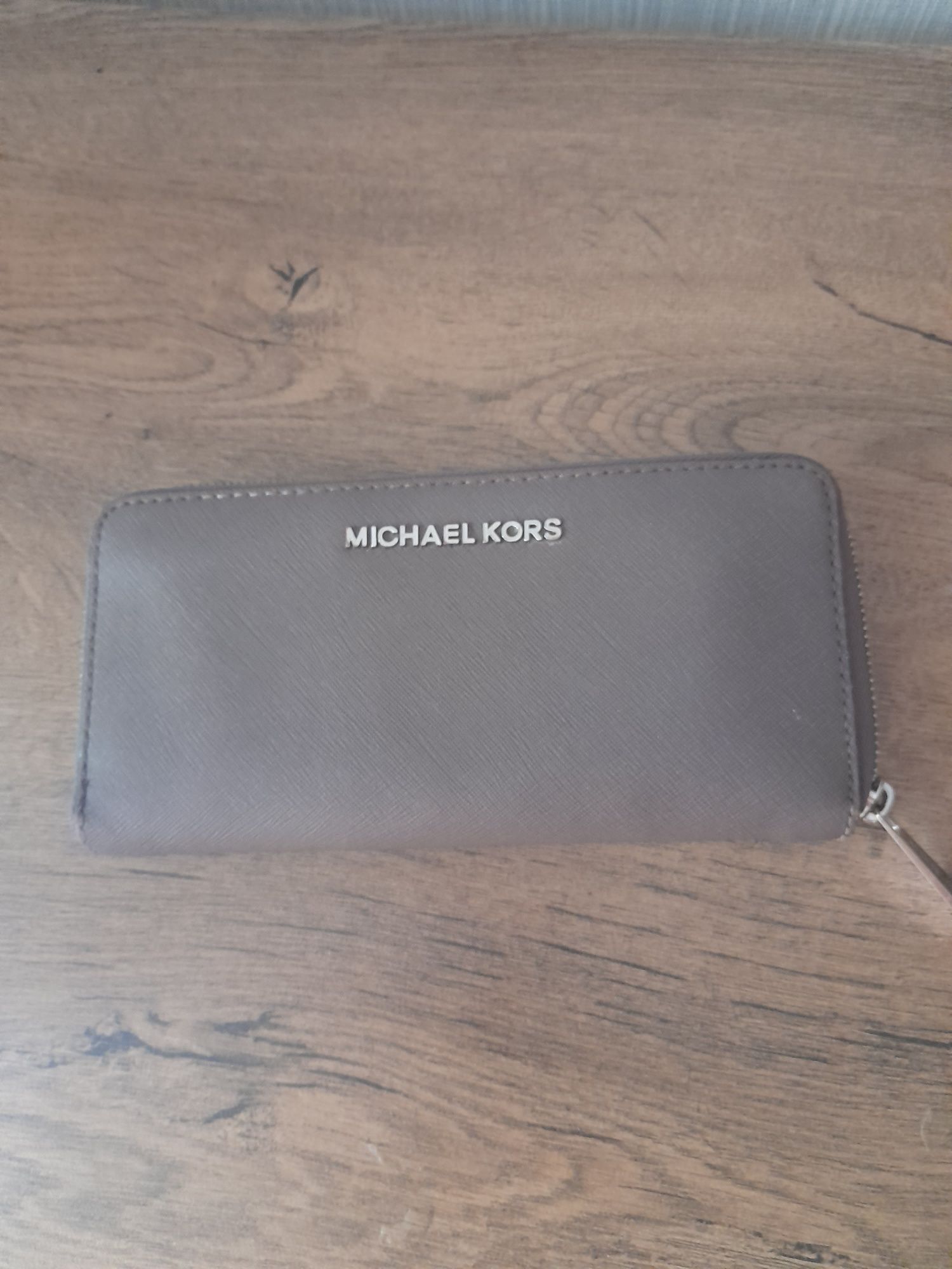 Mishael Kors дамско портмоне.