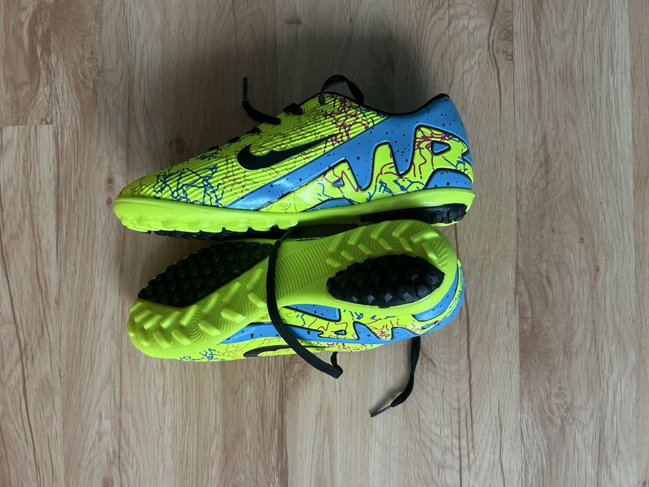 Чисто нови футболни обувки