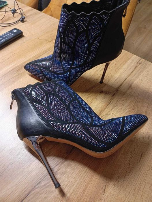 Продавам красиви боти с камъни.