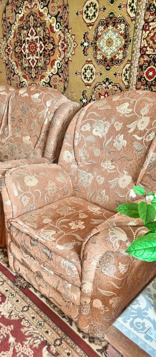 Продам мягкий уголок диван и два кресла