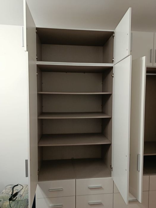 Четирикрилен гардероб с надстройка