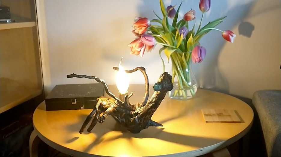 Lampa deco/vintage Tortuga din lemn de vita de vie prelucrata manual